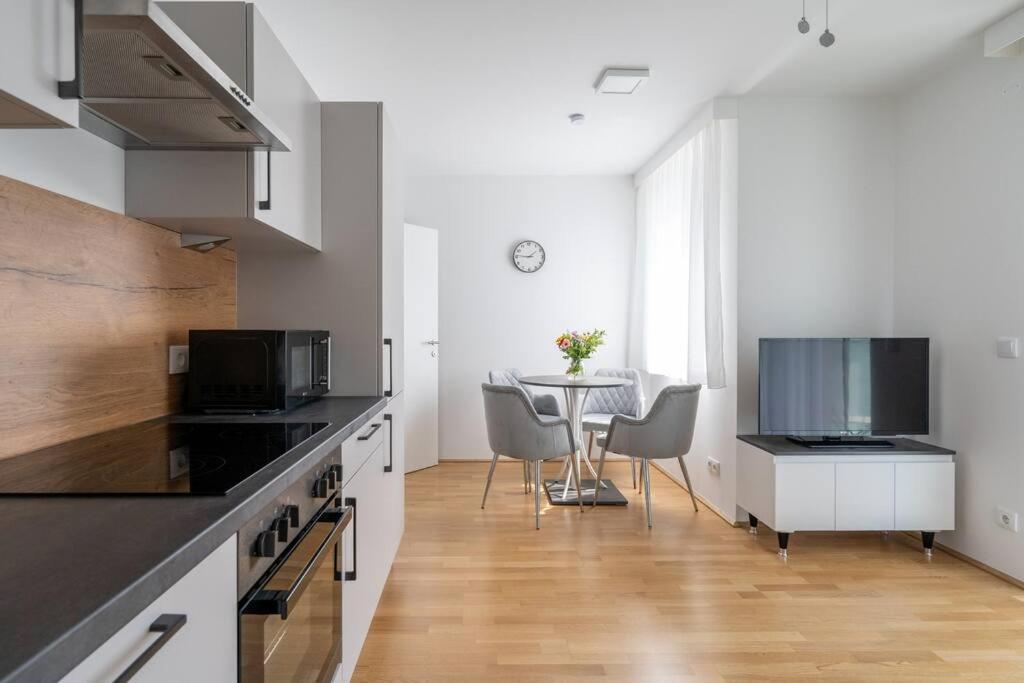 Elegant 1Br Flat With Balcony By Hm Apartment Wien Ngoại thất bức ảnh